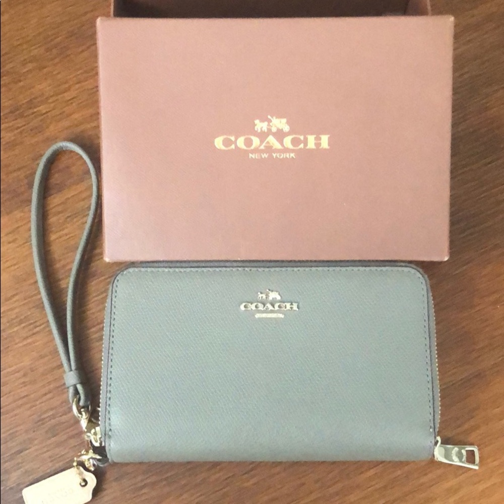 NWT! Coach medium full zip wallet/wristlet